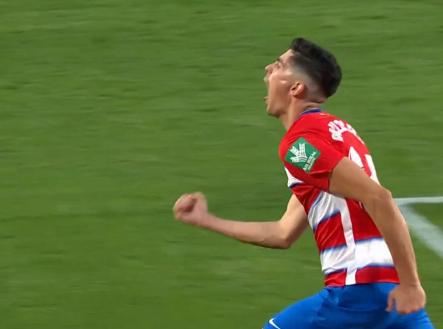 香港队艰难逆转，全队庆祝胜利，球员兴奋