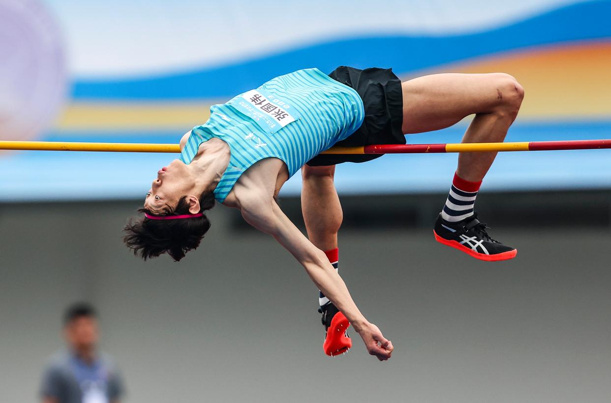 田径男子跳高决赛古巴选手夺得冠军